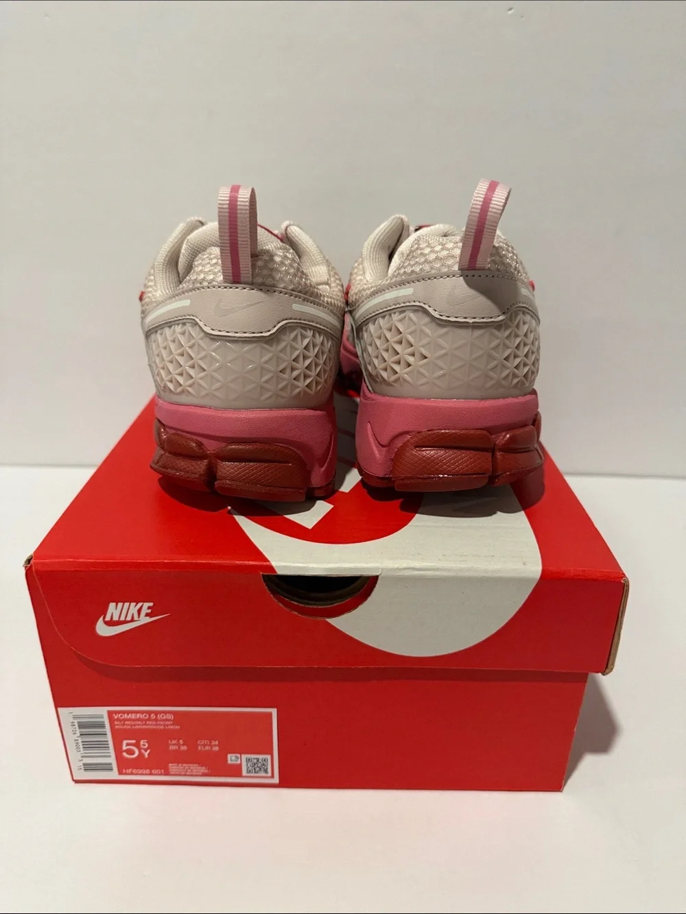 Vomero 5 ‘Silt Red / Peony’ (GS) Sz: 5.5 / 6 (HF6998-601)